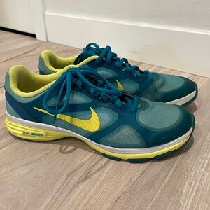 Nike Woman’s Blue Teal and Yellow Athletic Shoes Size 7